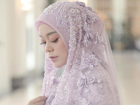 Lesti Kejora tampil anggun dan memukau saat pengajian jelang acara pernikahannya. Yuk intip detail busananya!