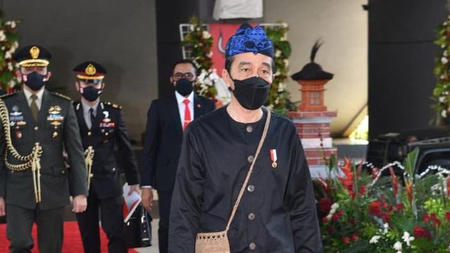 Presiden Jokowi Pakai Baju Adat Suku Baduy