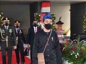 Cerita Warga Adat Siapkan Baju Baduy untuk Jokowi Cerita Warga Adat Siapkan Baju Baduy untuk Jokowi