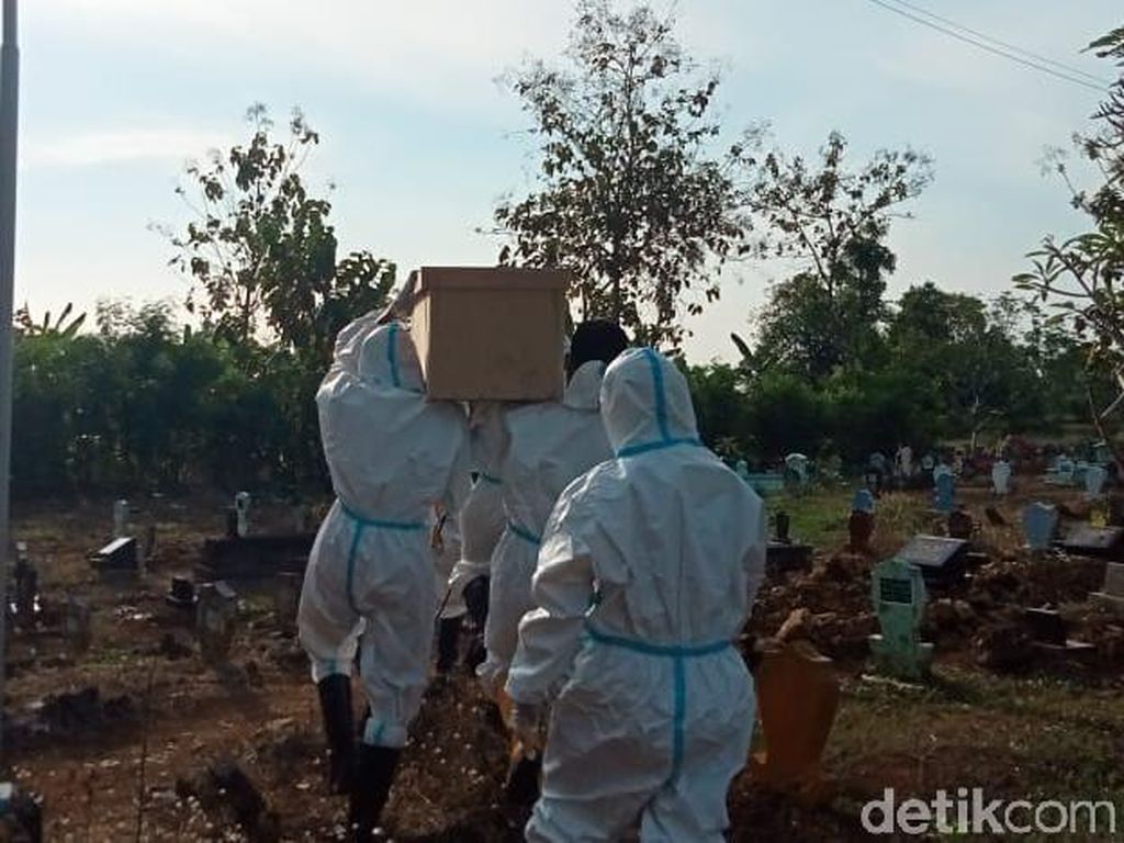 Kisah Relawan Pemulasaraan Jenazah Pasien COVID-19 di Lamongan Kisah Relawan Pemulasaraan Jenazah Pasien COVID-19 di Lamongan