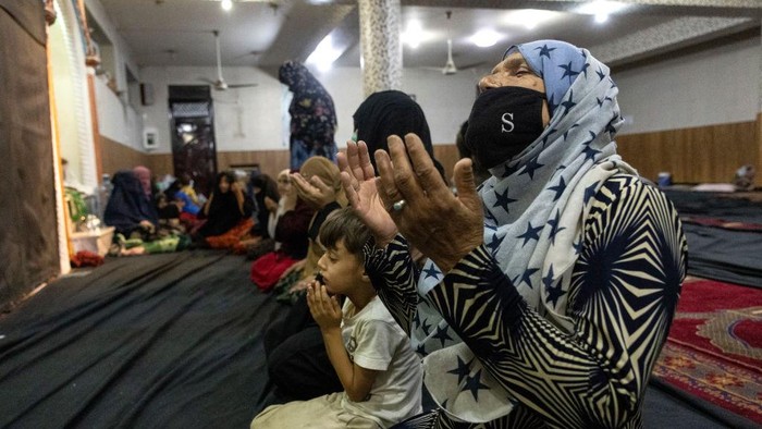 Kelompok Taliban menyatakan perang telah berakhir usai para petempurnya mengambil alih Istana. Kolapsnya pemerintahan dengan cepat ini, memicu ketakutan dan kepanikan warga yang ada di Kabul.