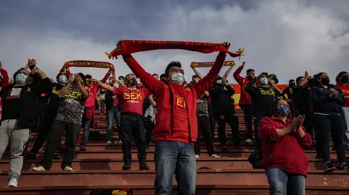 Semangat Fans Sepakbola di Chile Boleh Masuk Stadion Lagi Penggemar klub Union Sepanola menonton pertandingan di dalam stadion Santa Laura, Santiago, Chile.