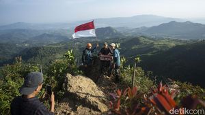 Serunya Mendaki Gunung Kuta yang Dekat Banget dari Jakarta