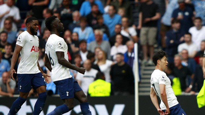 Tottenhams Son Heung-min, right, celebrates with teammates after scoring his sides opening goal during the English Premier League soccer match between Tottenham Hotspur and Manchester City at the Tottenham Hotspur Stadium in London, Sunday, Aug. 15, 2021. (AP Photo/Ian Walton)