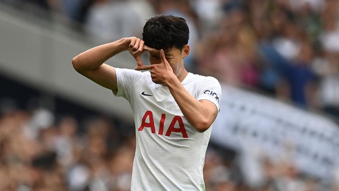 LONDON, ENGLAND - AUGUST 15:  Heung-Min Son of Tottenham Hotspur celebrates after scoring their sides first goal during the Premier League match between Tottenham Hotspur  and  Manchester City at Tottenham Hotspur Stadium on August 15, 2021 in London, England. (Photo by Shaun Botterill/Getty Images)