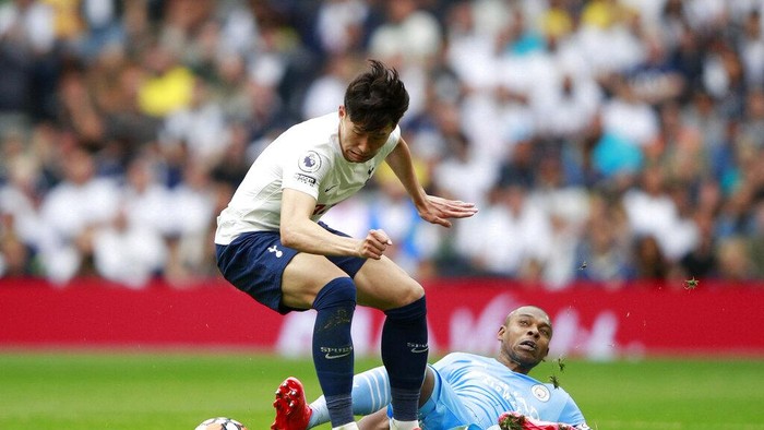 Tottenhams Son Heung-min, left, duels for the ball with Manchester Citys Fernandinho during the English Premier League soccer match between Tottenham Hotspur and Manchester City at the Tottenham Hotspur Stadium in London, Sunday, Aug. 15, 2021. (AP Photo/Ian Walton)