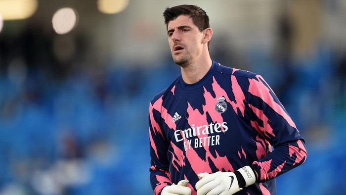 MADRID, SPAIN - MAY 09: Thibaut Courtois of Real Madrid warms up prior to the La Liga Santander match between Real Madrid and Sevilla FC at Estadio Alfredo Di Stefano on May 09, 2021 in Madrid, Spain. Sporting stadiums around Spain remain under strict restrictions due to the Coronavirus Pandemic as Government social distancing laws prohibit fans inside venues resulting in games being played behind closed doors. (Photo by Denis Doyle/Getty Images)