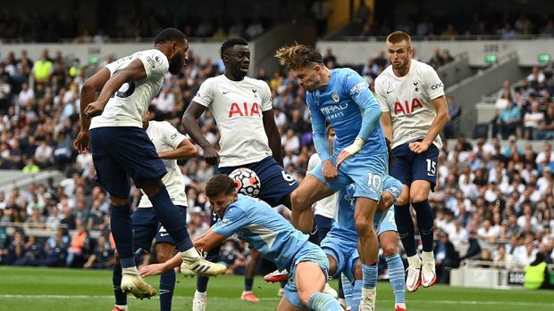 LONDON, ENGLAND - AUGUST 15: Ruben Dias and Jack Grealish of Manchester City compete for a header with Davinson Sanchez of Tottenham Hotspur during the Premier League match between Tottenham Hotspur and Manchester City at Tottenham Hotspur Stadium on August 15, 2021 in London, England. (Photo by Shaun Botterill/Getty Images)