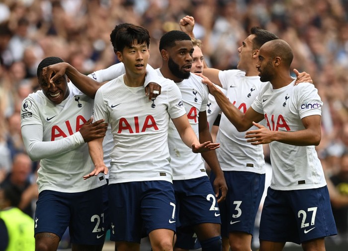 LONDON, ENGLAND - AUGUST 15:  Heung-Min Son of Tottenham Hotspur is congratulated by team mates after scoring their sides first goal during the Premier League match between Tottenham Hotspur  and  Manchester City at Tottenham Hotspur Stadium on August 15, 2021 in London, England. (Photo by Shaun Botterill/Getty Images)