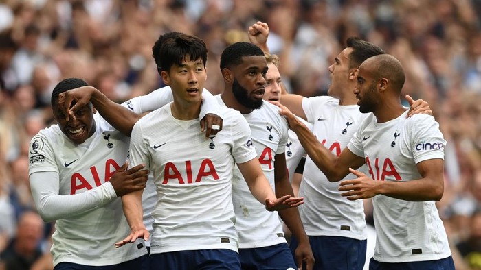 LONDON, ENGLAND - AUGUST 15:  Heung-Min Son of Tottenham Hotspur is congratulated by team mates after scoring their sides first goal during the Premier League match between Tottenham Hotspur  and  Manchester City at Tottenham Hotspur Stadium on August 15, 2021 in London, England. (Photo by Shaun Botterill/Getty Images)