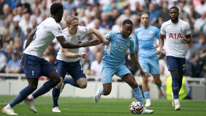 Manchester Citys Raheem Sterling, center, duels for the ball with Tottenhams Oliver Skipp, second left, during the English Premier League soccer match between Tottenham Hotspur and Manchester City at the Tottenham Hotspur Stadium in London, Sunday, Aug. 15, 2021. (AP Photo/Ian Walton)