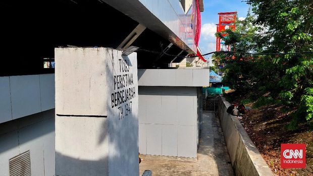 Tugu 5 Hari 5 Halam di Palembang Tugu 5 Hari 5 Halam di Palembang yang dibangun untuk mengenang pertempuran sengit melawan Belanda kini semakin terabaikan.