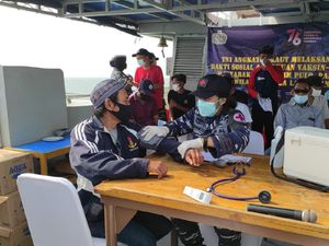Kerahkan Kapal Perang, TNI AL Gelar Vaksinasi untuk Nelayan Perairan Banten