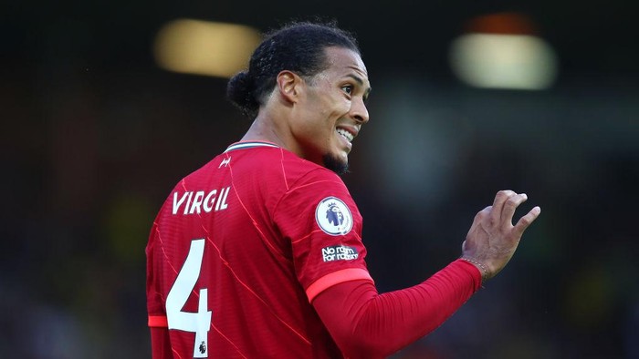NORWICH, ENGLAND - AUGUST 14: Virgil van Dijk of Liverpool gestures during the Premier League match between Norwich City and Liverpool at Carrow Road on August 14, 2021 in Norwich, England. (Photo by Marc Atkins/Getty Images)
