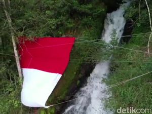 Aksi Pecinta Alam Subang Bentangkan Bendera Raksasa di Atas Curug Cileat