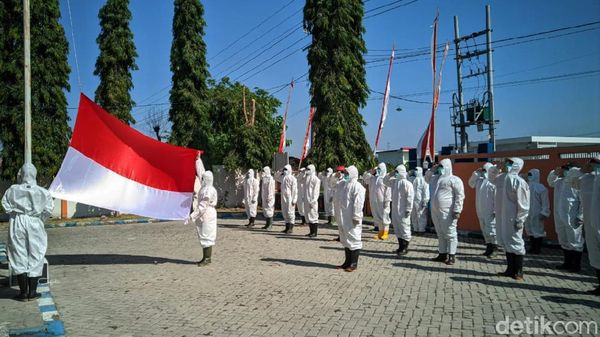 Aksi Petugas Pemakaman BPBD Ponorogo Upacara HUT RI Pakai APD
