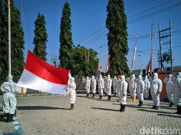 Aksi Petugas Pemakaman BPBD Ponorogo Upacara HUT RI Pakai APD