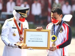 Momen Atlet Angkat Besi Dapat Lencana Jer Basuki Mawa Beya Emas-Uang Rp 500 Juta