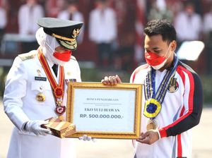 Momen Atlet Angkat Besi Dapat Lencana Jer Basuki Mawa Beya Emas-Uang Rp 500 Juta Momen Atlet Angkat Besi Dapat Lencana Jer Basuki Mawa Beya Emas-Uang Rp 500 Juta