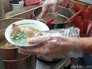 Rayakan HUT Kemerdekaan RI, Pedagang Bakso di Banjarnegara Gratiskan Ratusan Porsi