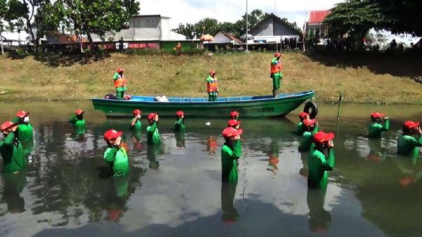 Basah-basahan, Petugas Kebersihan Gelar Upacara 17an di Tengah Sungai