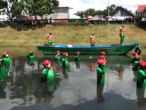 Basah-basahan, Petugas Kebersihan Gelar Upacara 17an di Tengah Sungai Basah-basahan, Petugas Kebersihan Gelar Upacara 17an di Tengah Sungai