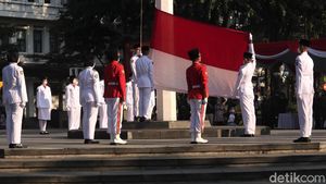 Begini Khidmatnya Pengibaran Bendera Merah Putih di Bandung