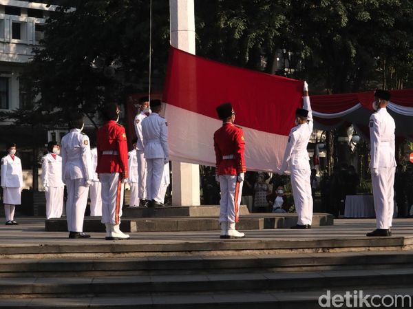 Begini Khidmatnya Pengibaran Bendera Merah Putih di Bandung
