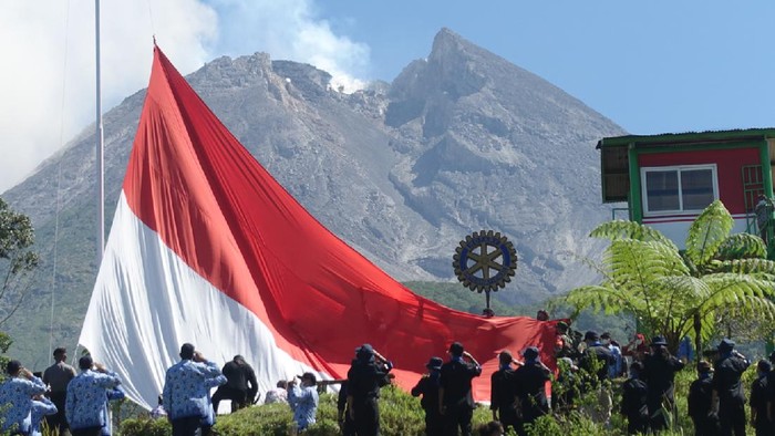 Bendera raksasa berkibar di lereng Gunung Merapi