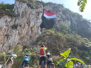 Wow! Bendera Merah Putih Raksasa Membentang di Tebing Hawu Bandung Barat