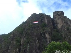 Bendera Raksasa Membentang di Ketinggian 250 Meter Tebing Sepikul Trenggalek