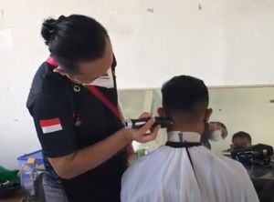 Berbagi Kisah Relawan Tukang Cukur Nakes di RSDC Wisma Atlet