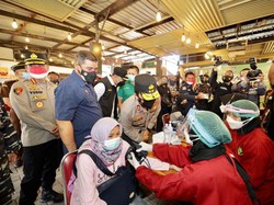 Bonek dan Warga Surabaya Ikut Vaksinasi Lewat Bonek Wani Vaksin