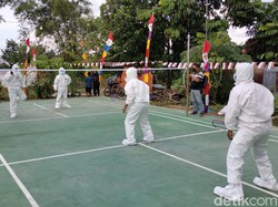 Rayakan HUT RI, Warga Pekanbaru Lomba Badminton Pakai Baju Hazmat