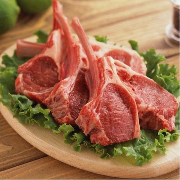 Daging Kambing Berwarna Merah Cerah/ Foto: pinterest.com Daging kambing mempunyai warna merah cerah dibandingkan daging sapi