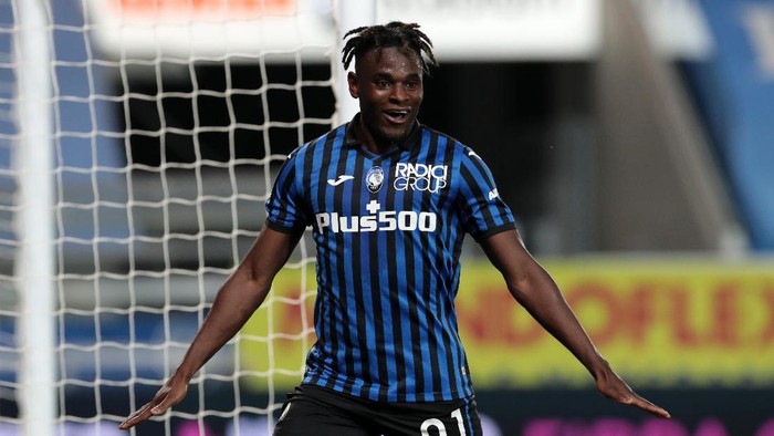 BERGAMO, ITALY - APRIL 25: Duvan Zapata of Atalanta BC celebrates after scoring their teams fourth goal  during the Serie A match between Atalanta BC  and Bologna FC at Gewiss Stadium on April 25, 2021 in Bergamo, Italy. Sporting stadiums around Italy remain under strict restrictions due to the Coronavirus Pandemic as Government social distancing laws prohibit fans inside venues resulting in games being played behind closed doors. (Photo by Emilio Andreoli/Getty Images)