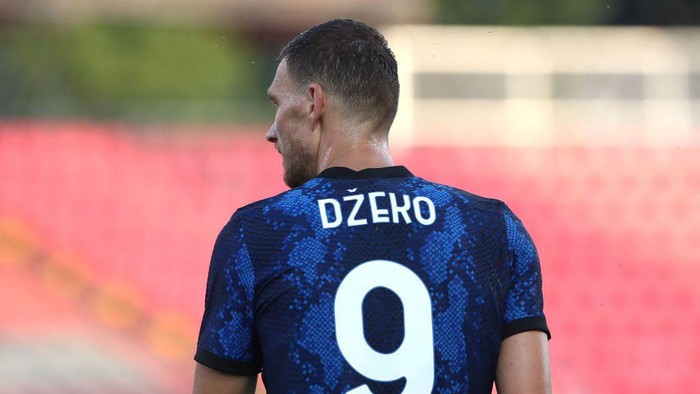 MONZA, ITALY - AUGUST 14: Edin Dzeko of FC Internazionale looks on during the pre-season friendly match between FC Internazionale and Futbolnyj Klub Dynamo Kyïv at U-Power Stadium on August 14, 2021 in Monza, Italy. (Photo by Marco Luzzani/Getty Images )