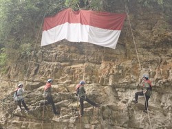 Rayakan HUT RI, 4 Mahasiswi di Aceh Bentangkan Bendera Merah-Putih di Tebing
