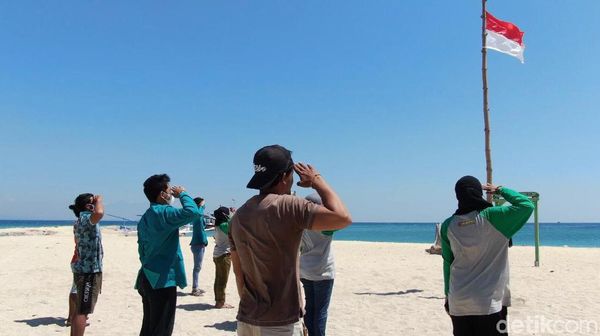 Foto: Sepinya Upacara HUT RI di Wisata Gili Ketapang