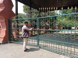 Santana Kesultanan Cirebon Segel Gerbang Keraton Kasepuhan