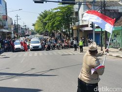 Momen Pengguna Jalan di Kediri Kompak Hormat Bendera dan Nyanyi Lagu Kebangsaan