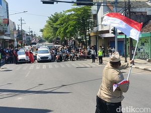 Momen Pengguna Jalan di Kediri Kompak Hormat Bendera dan Nyanyi Lagu Kebangsaan Momen Pengguna Jalan di Kediri Kompak Hormat Bendera dan Nyanyi Lagu Kebangsaan