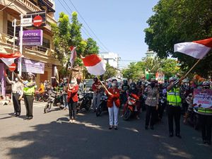 Pengguna Jalan di 4 Titik Nganjuk Khidmat Saat Ikuti Detik-detik Proklamasi