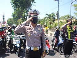 Hening Cipta Polisi dan Pengguna Jalan di Sidoarjo Lanjut Nyanyi Lagu Kebangsaan
