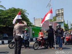 Pengguna Jalan di Kota Pahlawan Bersikap Sempurna-Beri Hormat Bendera di HUT RI