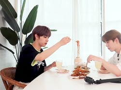 Idol K-Pop DRIPPIN Mukbang Bakwan Jagung dan Mie Goreng