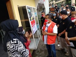 HUT ke-76 RI, IKA Unpar Beri Bantuan Pedagang-Jukir yang Terdampak Pandemi