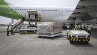 Alkes COVID-19 Bantuan Kota New York Landing di Soetta