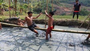 Keseruan Bocil Ikut Lomba Gebuk Bantal di Bandung Barat