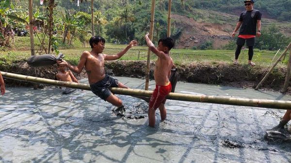 Keseruan Bocil Ikut Lomba Gebuk Bantal di Bandung Barat